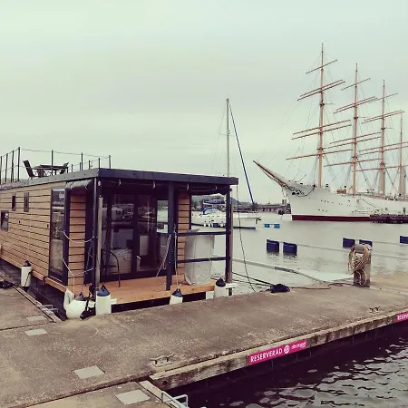 Botel Floating Downtown *