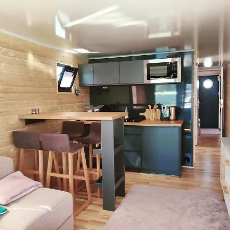 船屋 Floating Downtown *