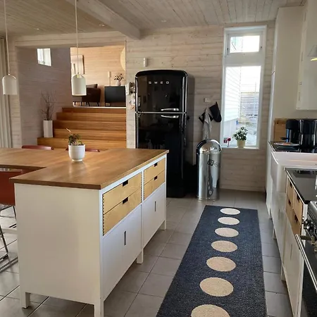 펜션 Seaside House In Sandvik With Pool