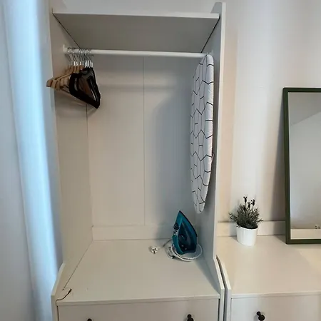 Family & Worker In Сasa de vacaciones *