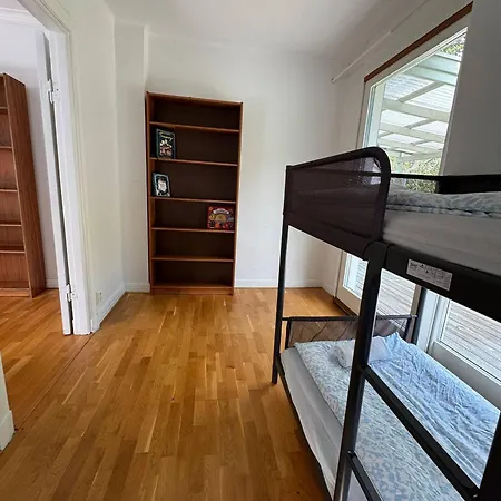 Family & Worker In Lägenhet *