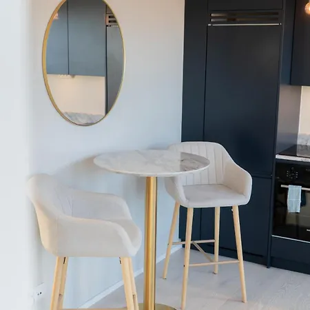 Floor With Rooftop, 1br In Great Location