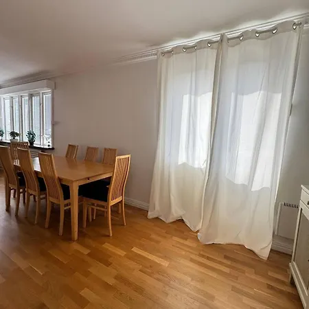 Family & Worker In Lägenhet