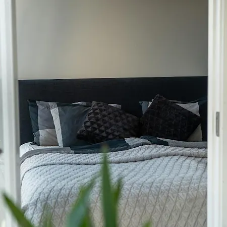 Floor With Rooftop, 1br In Great Location