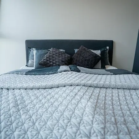 Floor With Rooftop, 1br In Great Location *