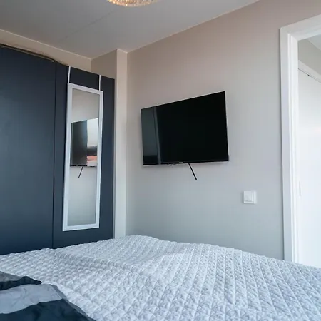 Floor With Rooftop, 1br In Great Location *