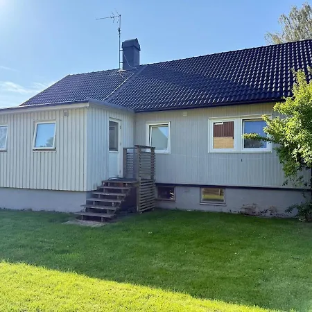 Сasa de vacaciones Workers Basement - 3 Bedroom - 6 Beds - 2 Baths - Parking - Volvo *