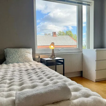 Business Groups - 4 Bedrooms - 7 Beds - Near Volvo *