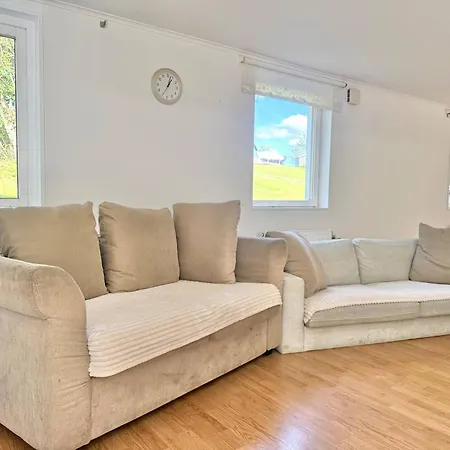 Workers • 19 Beds • 3 Kitchens • Volvo • Parking Holiday home