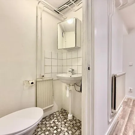 Workers Basement - 3 Bedroom - 6 Beds - 2 Baths - Parking - Volvo