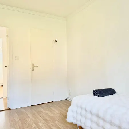 Perfect Workers - 11 Beds - 7 Bedroom - 2 Baths - Volvo Holiday home *