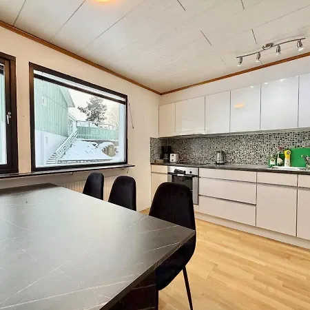 Workers Premium - 5 Bedroom - 10 Beds - Parking *