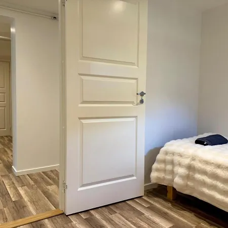 Workers Basement - 3 Bedroom - 6 Beds - 2 Baths - Parking - Volvo Gothenburg