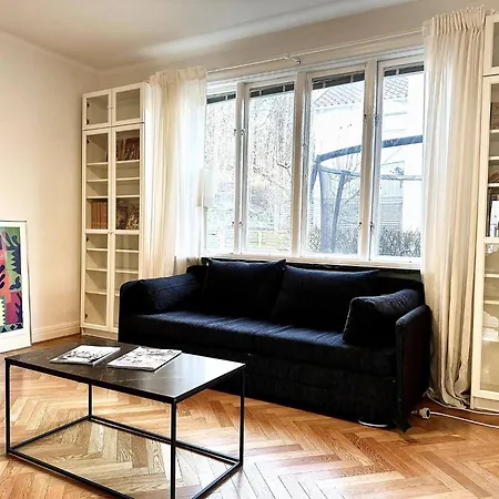 Family & Worker In Nyaraló Göteborg