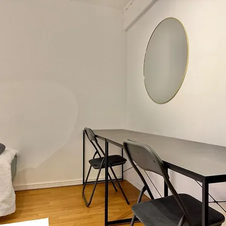 Workers House - 4 Bedroom - 7 Beds - Near Volvo - Desks Semesterbostad *