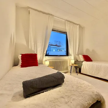 Workers House - 4 Bedroom - 7 Beds - Near Volvo - Desks Semesterbostad *