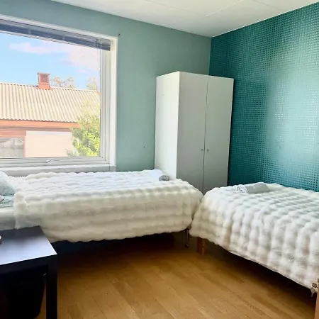 Business Groups - 4 Bedrooms - 7 Beds - Near Volvo Holiday home