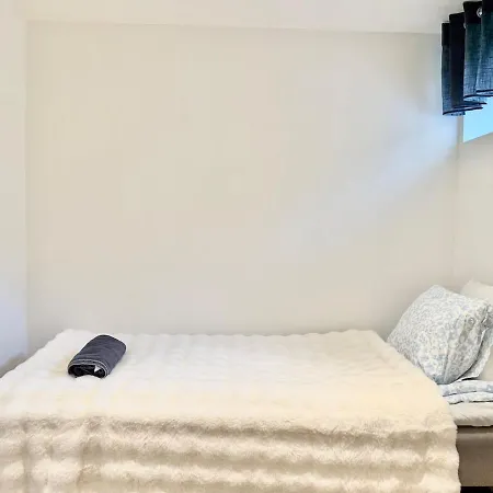 Holiday home Workers Basement - 3 Bedroom - 6 Beds - 2 Baths - Parking - Volvo