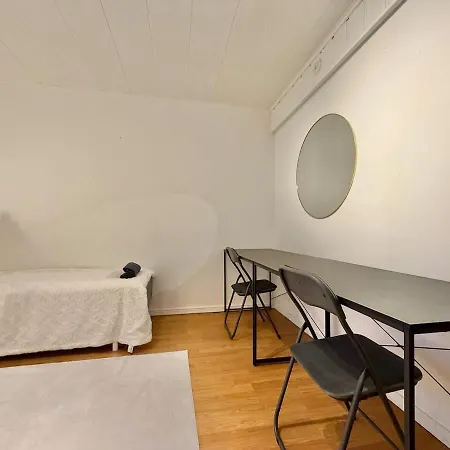 Workers House - 4 Bedroom - 7 Beds - Near Volvo - Desks *