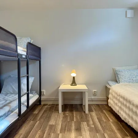 Сasa de vacaciones Workers Basement - 3 Bedroom - 6 Beds - 2 Baths - Parking - Volvo *