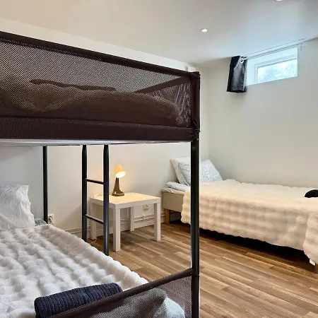 Workers Basement - 3 Bedroom - 6 Beds - 2 Baths - Parking - Volvo Gothenburg