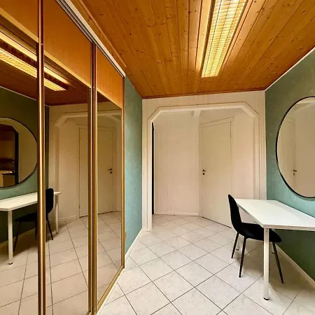 Workers House - 4 Bedroom - 7 Beds - Near Volvo - Desks 펜션