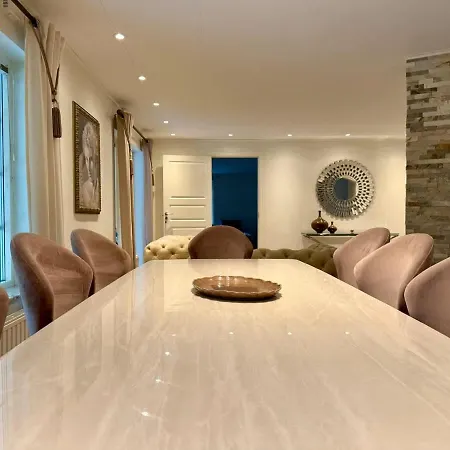 Workers - 7 Bedroom - 15 Beds - 3 Bath Holiday home *