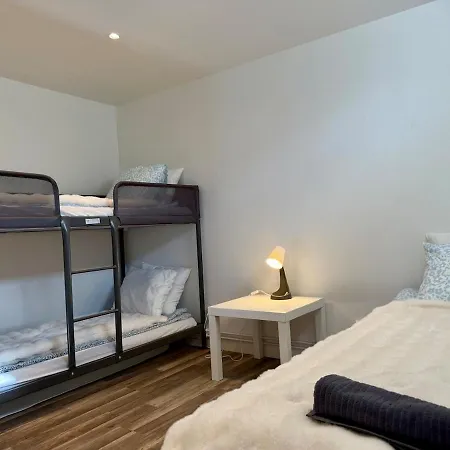 Holiday home Workers Basement - 3 Bedroom - 6 Beds - 2 Baths - Parking - Volvo