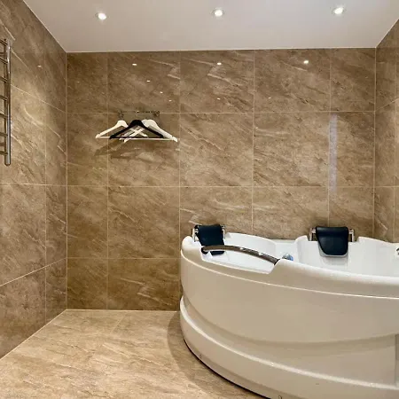 Workers - 7 Bedroom - 15 Beds - 3 Bath *