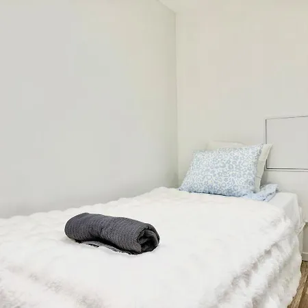 Holiday home Workers Basement - 3 Bedroom - 6 Beds - 2 Baths - Parking - Volvo Gothenburg
