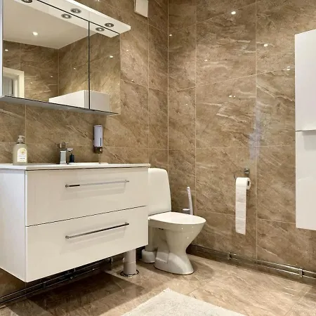 Workers - 7 Bedroom - 15 Beds - 3 Bath
