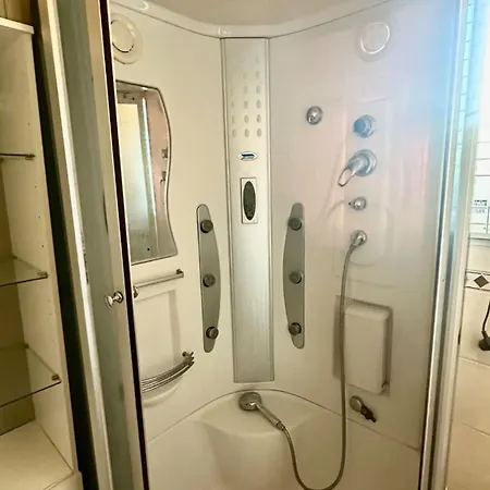 Workers - 5br - 2 Bath - Near Holiday home *