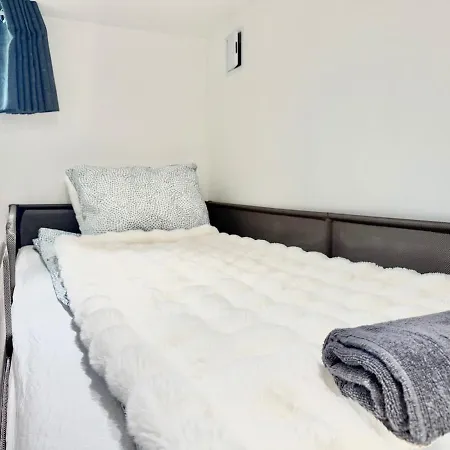 Workers Basement - 3 Bedroom - 6 Beds - 2 Baths - Parking - Volvo *