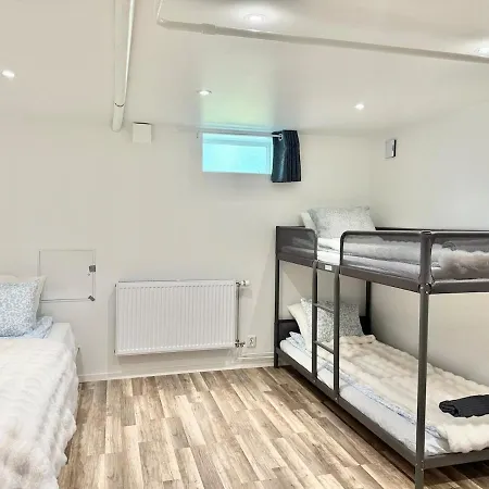 Holiday home Workers Basement - 3 Bedroom - 6 Beds - 2 Baths - Parking - Volvo Gothenburg