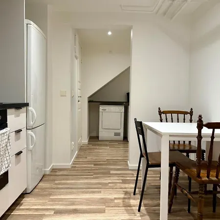 Holiday home Workers Basement - 3 Bedroom - 6 Beds - 2 Baths - Parking - Volvo *