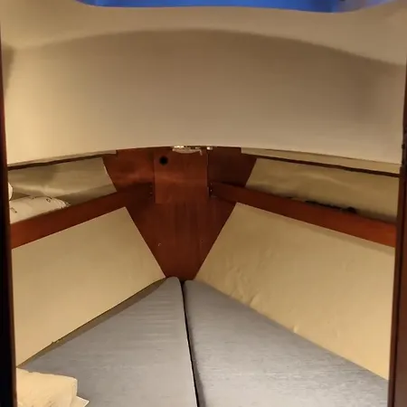 Tekne Cozy Sailboat In