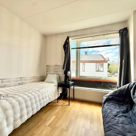 Business Groups - 4 Bedrooms - 7 Beds - Near Volvo Holiday home
