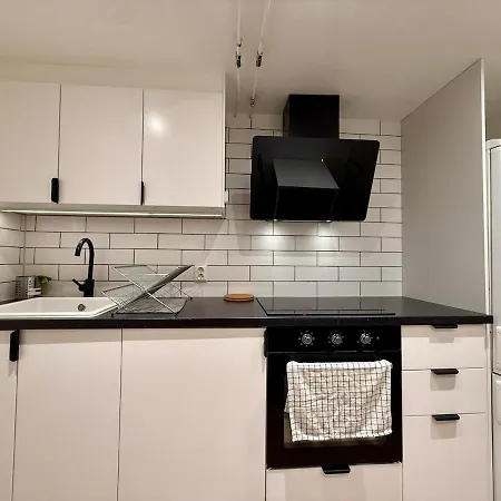 Holiday home Workers Basement - 3 Bedroom - 6 Beds - 2 Baths - Parking - Volvo Gothenburg