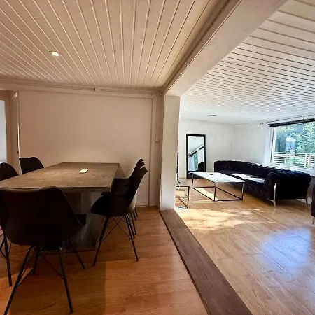 Workers - 5 Bedroom - 2 Bath - Volvo - Parking 別荘