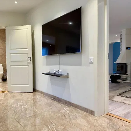 Workers - 7 Bedroom - 15 Beds - 3 Bath *