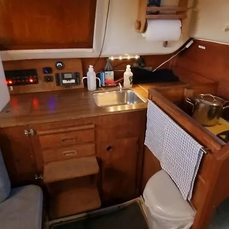 Tekne Cozy Sailboat In