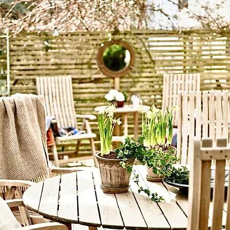 Family & Worker In Сasa de vacaciones *