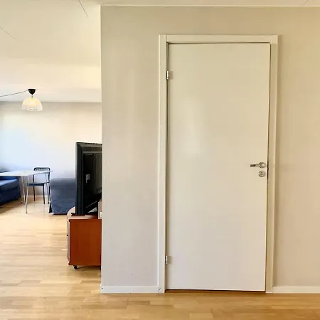 Business Groups - 4 Bedrooms - 7 Beds - Near Volvo Holiday home