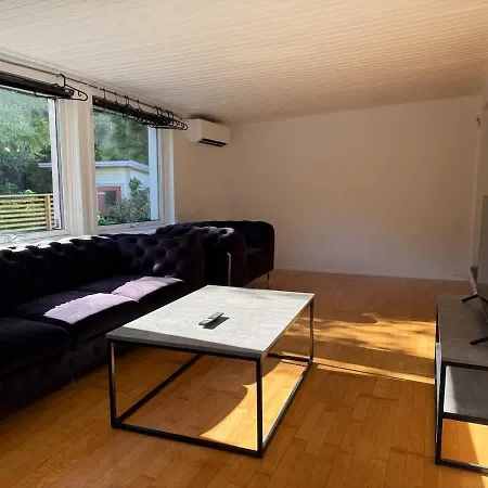 Workers - 5 Bedroom - 2 Bath - Volvo - Parking