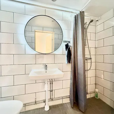 Workers Basement - 3 Bedroom - 6 Beds - 2 Baths - Parking - Volvo Gothenburg