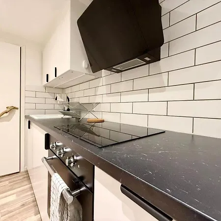 Workers Basement - 3 Bedroom - 6 Beds - 2 Baths - Parking - Volvo Holiday home Gothenburg