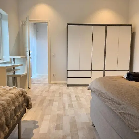 Workers - 7 Bedroom - 15 Beds - 3 Bath *