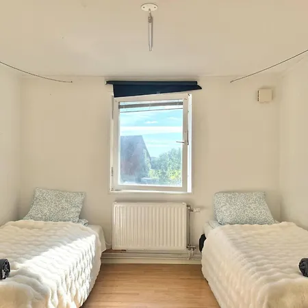 Workers • 19 Beds • 3 Kitchens • Volvo • Parking Feriehus