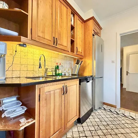 3 Beds - 3 Br - For Workers - Volvo - Parking *