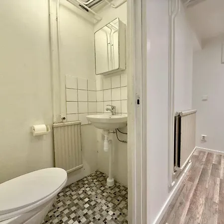 Workers Basement - 3 Bedroom - 6 Beds - 2 Baths - Parking - Volvo Gothenburg